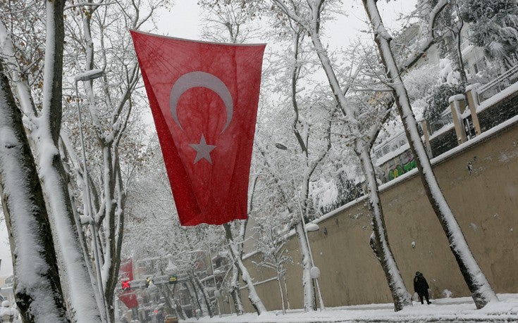 Το πολικό ψύχος και οι έντονες χιονοπτώσεις παρέλυσαν την Τουρκία